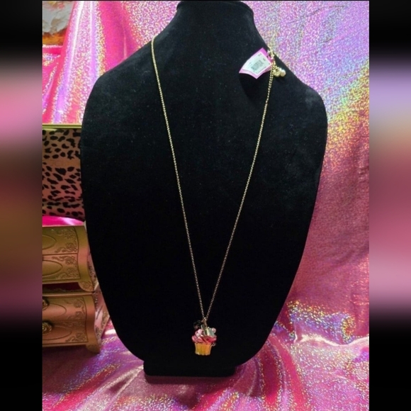 Betsey Johnson Trolls cupcake locket necklace! NWT! - Picture 10 of 12